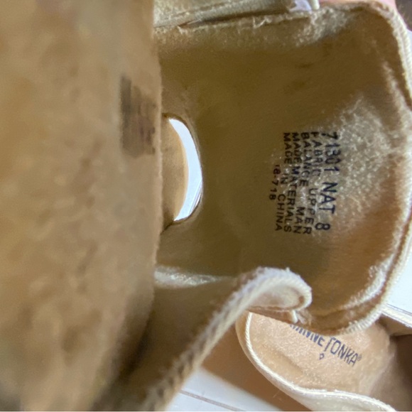 Minnetonka Mona Attached Chunky Heel Slide
Sandals. Natural. Size 8. Brand new - Picture 4 of 6